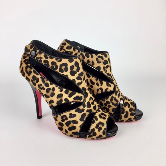 Betsey Johnson Womens Carlos Leopard Calf Hair Pumps Cutout Shooties size 5.5 - Picture 1 of 15